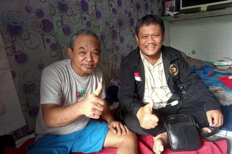 KAWAL : Ketua DKR Depok, Roy Pangharapan (Kanan) bersama KPM subsidi BLT kompensasi kenaikan harga BBM, Selasa (6/12). Istimewa