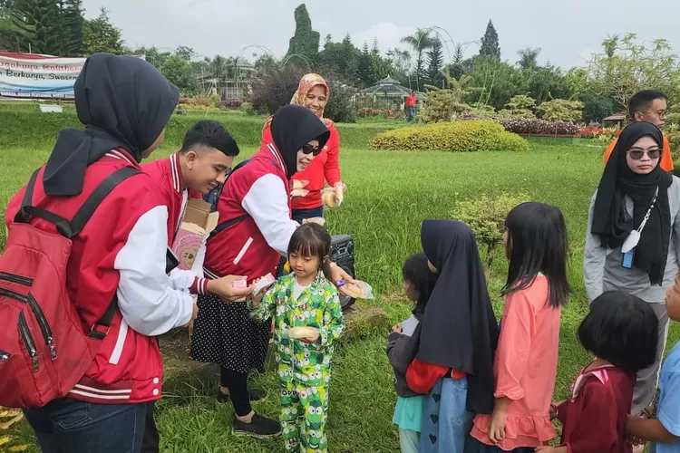 BANTUAN : Ketua RW13 Kelurahan Sukmajaya, Endah Winarti bersama Relawan RW13 Mutiara BERSINAR saat memberikan trauma healing kepada anak-anak korban terdampak gempa Kabupaten Cianjur. Istimewa