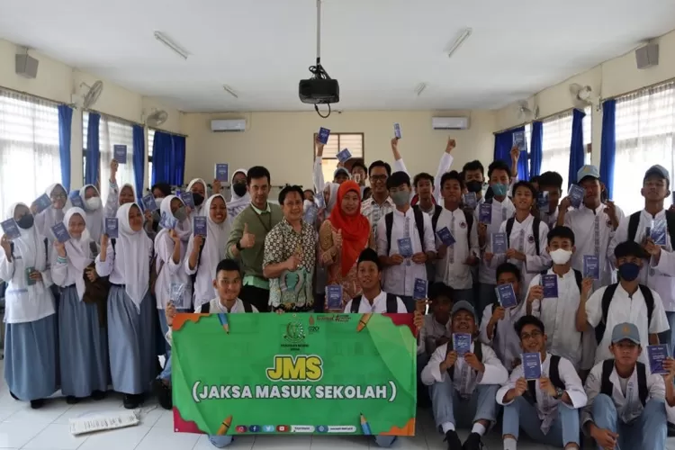 KOMPAK : Jajaran Kejari Depok dan pelajar di SMAN 6 Depok ketika melakukan sosialisasi terkait tindak pidana korupsi, beberapa waktu lalu. DOK. KEJARI DEPOK