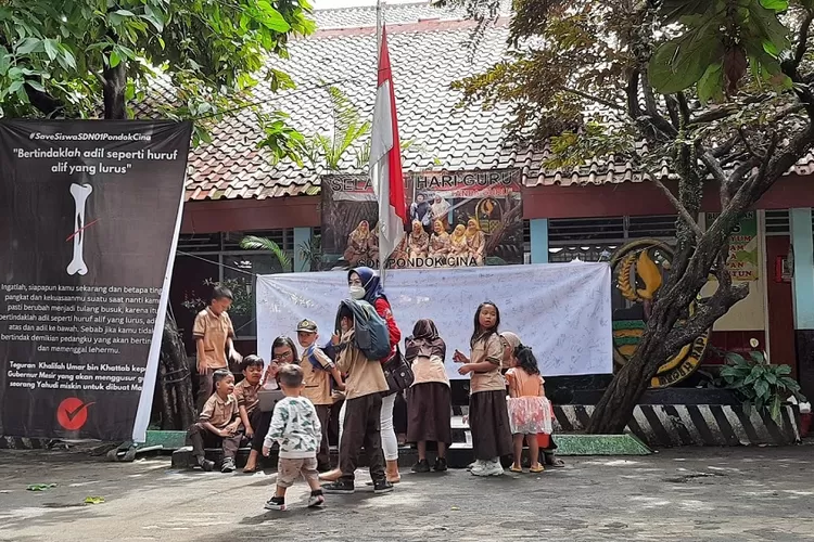 SEBELUM ANGKAT KAKI: Pemkot Depok paksa siswa SDN Pocin 1 angkat kaki usai menjalankan ujian PAS pada 12 Desember 2022 mendatang, Rabu (7/12). ASHLEY/RADAR DEPOK
