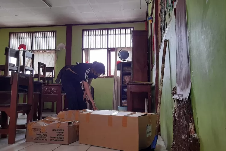BEBERES : Barang-barang di SDN Pocin 1 Kota Depok mulai dikemas kedalam dus-dus menjelang penggusuran gedung SDN Pocin 1 pada 12 Desember 2022, Kamis (8/12). ASHLEY/RADAR DEPOK.