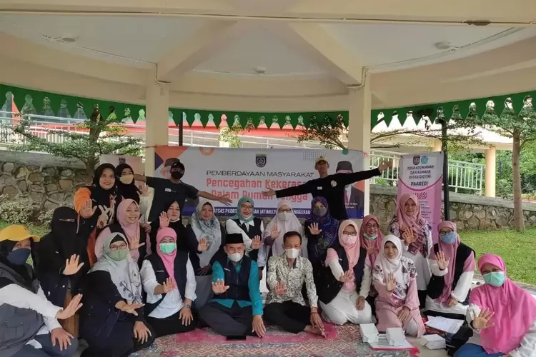 SOSIALISASI - Satgas PKDRT Kelurahan Jatimulya menggelar sosialisasi dan kampanye pencegahan KDRT di Alun-Alun Kota Depok. ANDIKA EKA/RADAR DEPOK