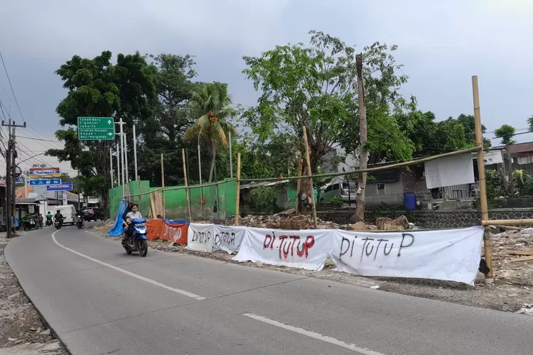 DITUTUP : Tempat Pembuangan Sampah (TPS) RW12 yang sudah dibersihkan dan ditutup, di Jalan Tanah Baru, RT6/12, Kelurahan Pancoranmas, Kecamatan Pancoranmas Kota Depok, Kamis (1/12). ALDY RAMA/RADAR DEPOK