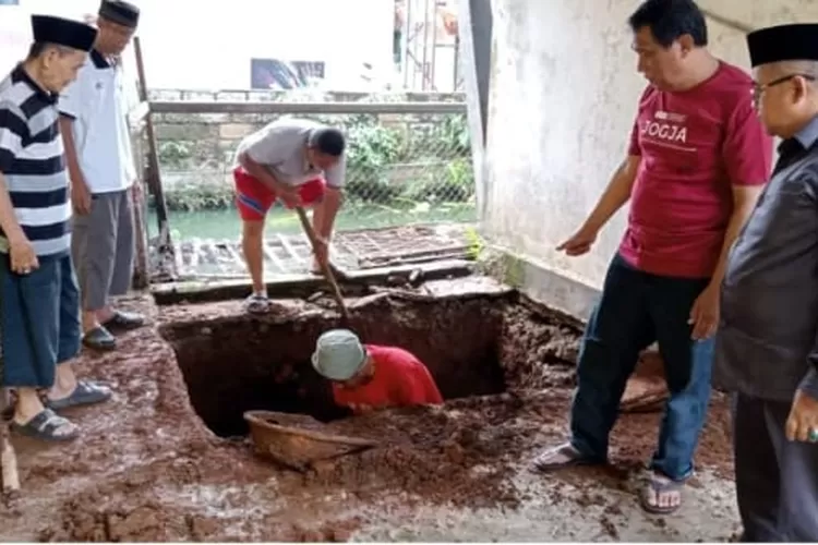 MONITORING : Proses pembangunan septictank di RW8, Kelurahan Rangkapanjaya Baru, Kecamatan Pancoranmas Kota Depok, Minggu (4/12). ALDY RAMA/RADAR DEPOK