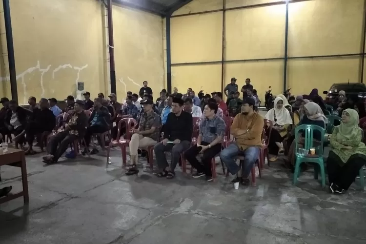 MUSYAWARAH : Dalam Musyawarah warga, Mochamad Isnaeni kembali terpilih sebagai Ketua Rukun Warga (RW)10 Kelurahan Sukamaju, Kecamatan Cilodong Periode 2022-2027 secara aklamasi. ANDIKA EKA/RADAR DEPOK