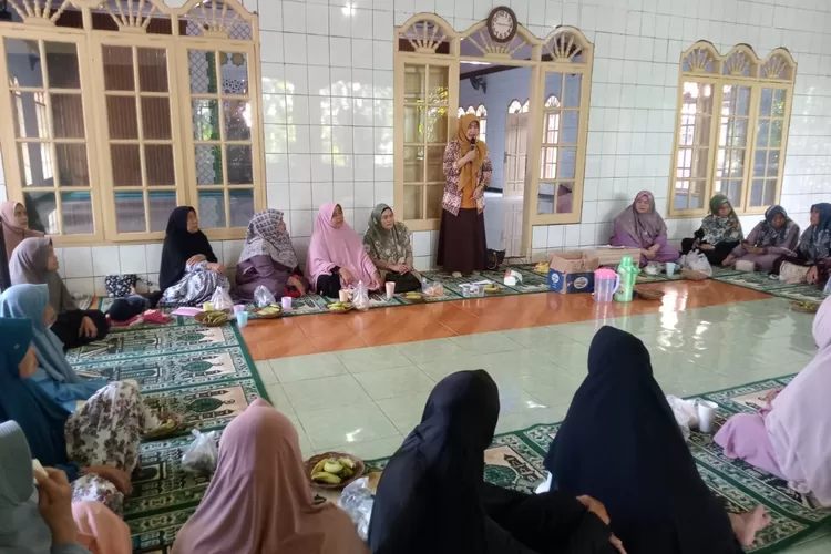KEGIATAN : Lurah Leuwinanggung, Titin Sumarsih memberikan sambutan dan arahan saat menghadiri kegiatan pengajian Majlis Taklim Al-Munawaroh RW10. ISTIMEWA