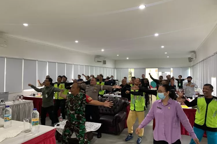 PELATIHAN : Kelurahan Leuwinanggung adakan kegiatan Pembinaan Satuan Perlindungan Masyarakat (Satlinmas) tahun 2022 di wisma Kinasih, Kelurahan Cimpaeun, Kecamatan Tapos, Kota Depok. ANDIKA EKA/RADAR DEPOK