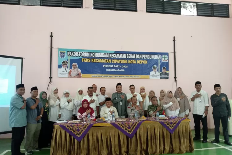 PENGUKUHAN : Seusai pengukuhan pengurus baru FKKS Cipayung periode 2022-2025, Camat Cipayung Hasan Nurdin dan Kapolsek Panmas, Kompol Tri Harjadi foto bersama pengurus baru FKKS Cipayung. ANDIKA EKA/RADAR DEPOK