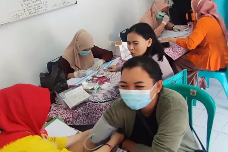 KESEHATAN : Puskesmas Jatijajar adakan pemeriksaan IVA test atau deteksi dini kanker mulut rahim di Posyandu dan Posbindu RW 10 Kelurahan Jatijajar, Kecamatan Tapos. ANDIKAEKA/RADARDEPOK