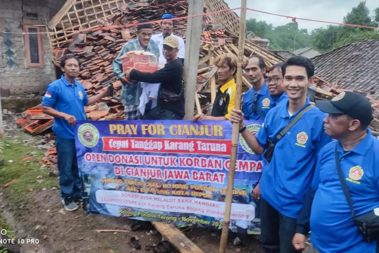 BANTUAN : Karang Taruna (Katar) Bojong Pondok Terong (Boponter) turun langsung ke lokasi gempa Cianjur untuk memberikan bantuan untuk para korban yang terkena dampak gempa. ANDIKA EKA/RADAR DEPOK
