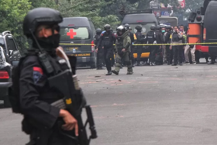 Anggota Brimob berjaga di kawasan Astanaanyar, Kota Bandung,Rabu (7/12). Penjagaan ketat tersebut akibat adanya ledakan yang diduga bom bunuh diri di Kantor Polsek Astanaanyar, Kota Bandung. TAOFIK ACHMAD HIDAYAT/RADAR BANDUNG