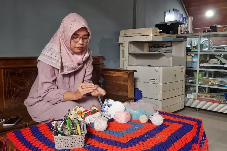 CRAFTS : Susanti, pemilik usaha boneka rajut Susancrafts yang telah memasarkan produknya hingga ke kancah dunia, Kamis (15/12). ASHLEY/RADAR DEPOK