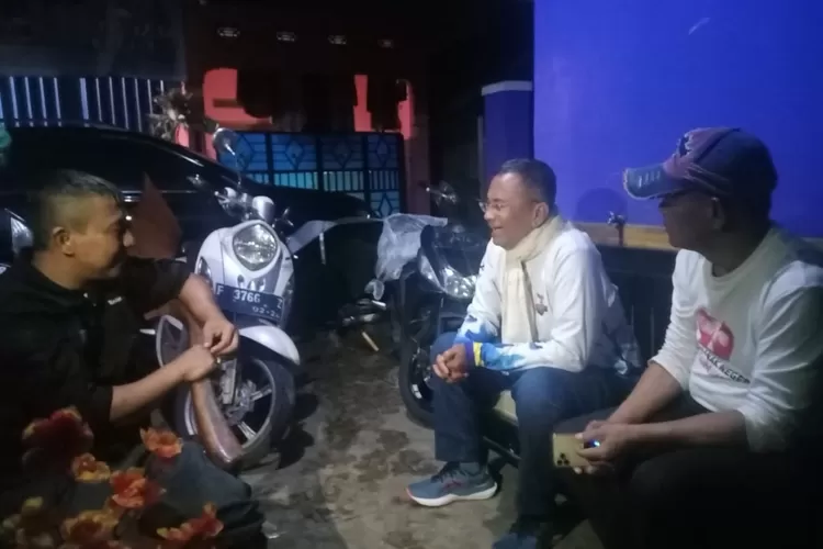 INTERAKTIF: Dahlan Iskan (tengah) didampingi CEO Radar Bogor Grup, Hazairin Sitepu (kanan) menjenguk wartawan Radar Cianjur, Fadilah Munajat di kediaman Fadil Desa Cikancana, Kecamatan Gekbrong, kemarin. foto : nanang rustandi/radar cianjur