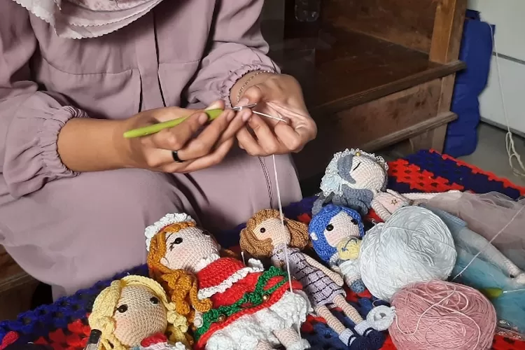 SUSANCRAFT : Boneka rajut asal Cilodong Kota Depok yang telah merambah ke pasar Singapura, Malaysia dan California, Jumat (16/12). ASHLEY/RADAR DEPOK. 