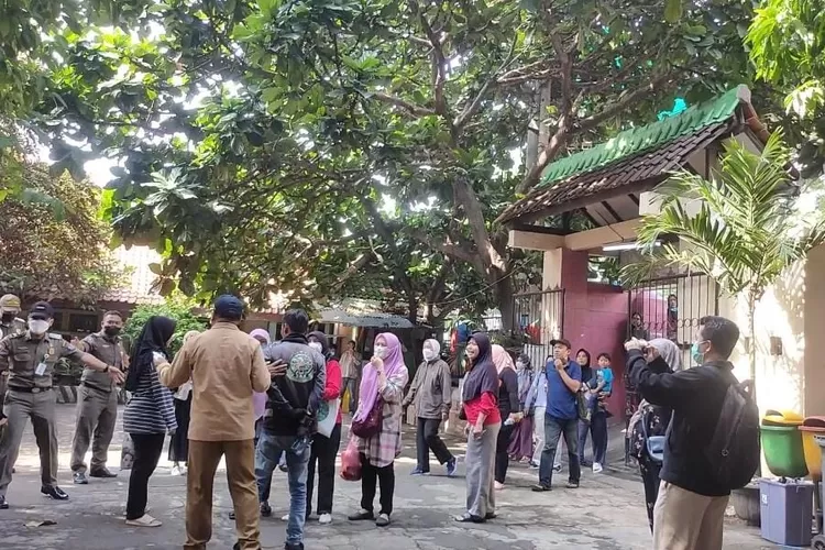 MEMANTAU : Kedatangan Kadisdik Kota Depok, Wijayanto dan Satpol PP membuat kericuhan di kala anak-anak sedang melaksanakan ujian PAS, di SDN Pondok Cina 1, Senin (5/12). WILDA APRIYANI/RADAR DEPOK