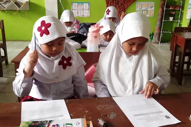 TANPA GURU : Siswa-siswi SDN Poncok Cina 1 Kota Depok tengah melakukan kegiatan belajar mengajar tanpa di damping guru, Selasa (6/12). ASHLEY/RADAR DEPOK.