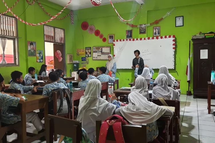 BERHARAP : Orang tua siswa-siswi SDN Pocin 1 menginginkan anak-anaknya tetap melaksanakan ujian penilaian Tengah Semester di SDN Pocin 1 Kota Depok. ASHLEY/RADAR DEPOK