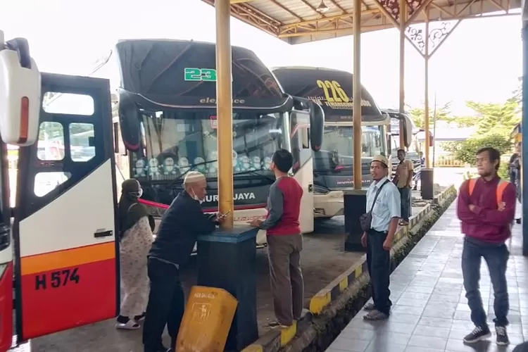 KONDISI : Suasana Terminal Jatijajar menjelang libur Natal 2022 dan tahun baru 2023, Kamis (15/12). ANDIKA EKA/RADAR DEPOK