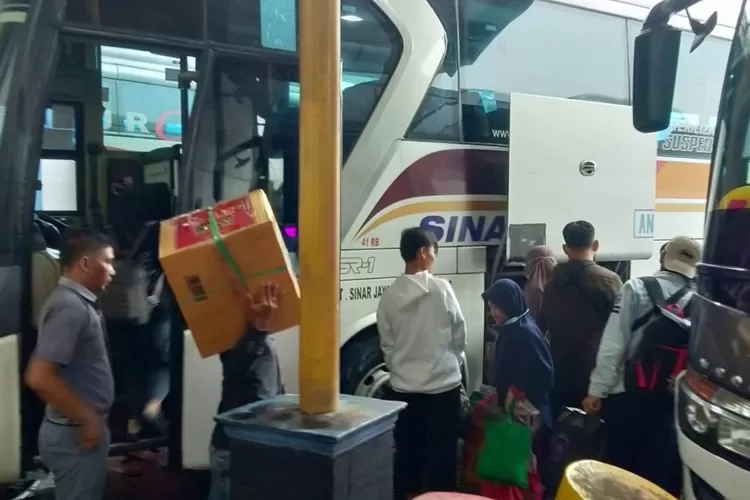 MULAI RAMAI : Suasana Terminal Jatijajar Kota Depok menjelang libur Natal 2022 dan Tahun Baru 2023. ANDIKA EKA/RADAR DEPOK