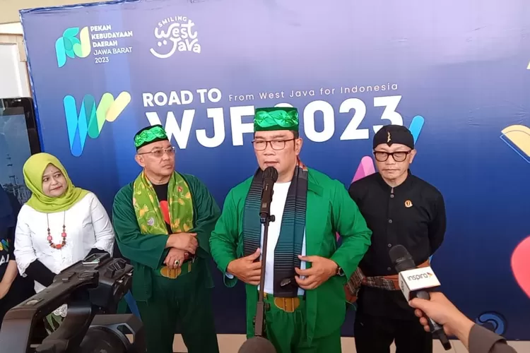 KONFERENSI PERS : Gubernur Jawa Barat Ridwan Kamil didampingi Walikota Depok Mohammad Idris, saat beri keterangan selepas acara Pekan Kebudayaan Jawa Barat, di Alun-alun Kota Depok, Cilodong, Kamis (15/12). WILDA APRIYANI/RADAR DEPOK
