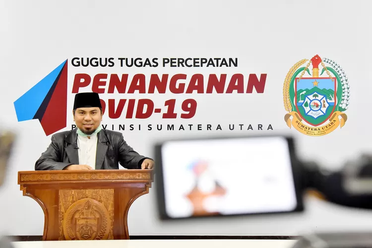 Sekretaris Komisi Fatwa Majelis Ulama Indonesia Provinsi Sumatera Utara Dr. Akmaluddin Syahputra M.Hum memberikan keterangan terkait tata cara kegiatan ibadah dimasa wabah Covid-19 untuk wilayah Sumut di Media Center Gugus Tugas Covid-19 Sumut Kantor Gubernur Sumut, Jalan Pangeran Diponegoro Nomor 30 Medan, Jumat (17/4/2020).