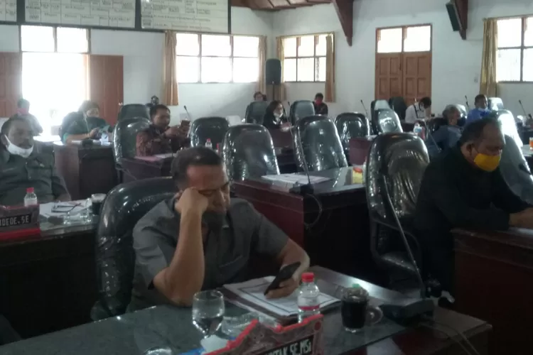 Paripurna DPRD Taput diikuti perwakilan fraksi ikuti pedoman umum Pencegahan Covid-19. (Marudut Nainggolan/Realitasonline)