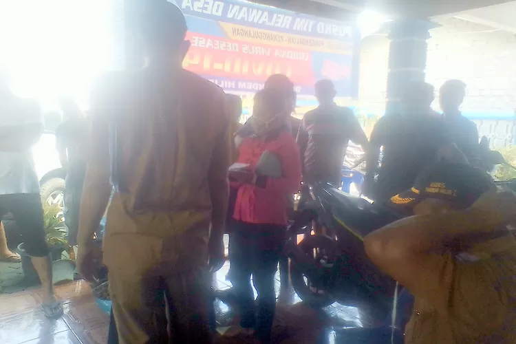 Warga desa tandam hilir I melakukan aksi protes di kantor desa.