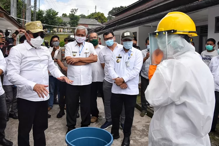 Gubernur Sumatera Utara (Sumut), Edy Rahmayadi meninjau Rumah Sakit Umum Daerah Tarutung Jalan Agus Salim Kota Tarutung Kabupaten Tapanuli Utara, Rabu (1/4/2020). Pada kesempatan tersebut Gubernur Sumut menyerahkan Rapid Test dan memperagakan cara penggunaan Alat Pelindung Diri (ADP) yang benar sesuai protokol penanganan Virus Corona Disease (Covid 19). (Foto Biro Humas dan Keprotokolan Setdaprov Sumut : Veri Ardian)