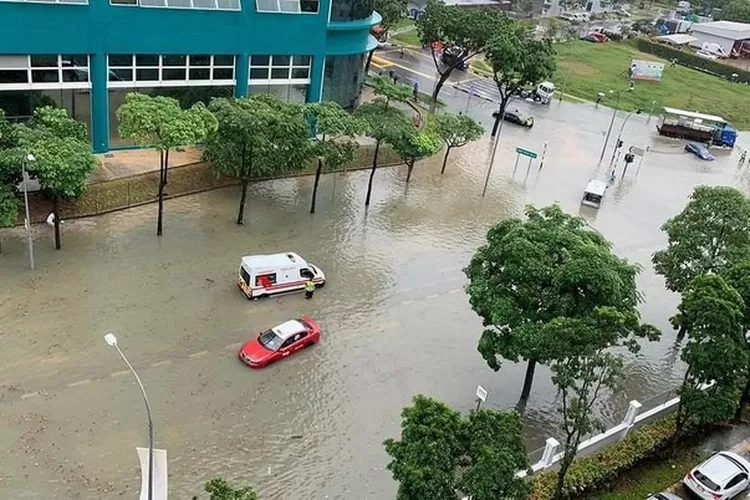 Banjir bandang di dekat Jurong Town Hall Road. Ist