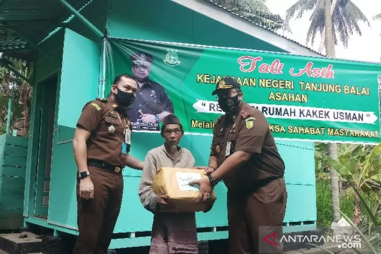 Kakek Usman yang hidup sebatang kara menerima bantuan bedah rumah dari Kejari TBA. (Ist)