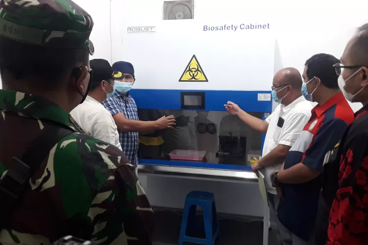 Bupati Taput Nikson Nababan bersama Forkopimda didampingi Dirut RSUD Tarutung dr Janri Nababan saat melihat peralatan Test Cepat Molokuler PCR Swab Test yang sudah terpasang. (Realitas Online/Alpon Situmorang)