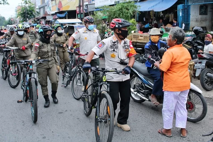 Kepala Satuan Polisi Pamong Praja (Satpol PP) Pemerintah Provinsi (Pemprov) Sumatera Utara (Sumut) Suriadi Bahar bersama puluhan personel Satpol PP Pemprov Sumut bersama aparat kepolisian lalu lintas (Polantas) Polrestabes Medan melakukan penertiban para pesepeda di sejumlah kawasan di Kota Medan, Minggu (26/7/2020) pagi. Adapun kawasan yang menjadi pantauan antara lain di Jalan Gatot Subroto, Jalan Imam Bonjol dan Jalan Diponegoro serta seputaran Lapangan Merdeka Medan.