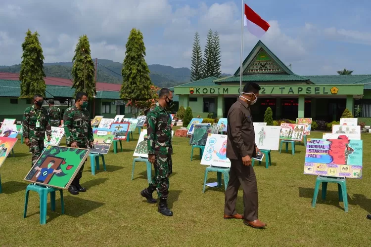 Dandim 0212/Tapsel Letkol Inf Akbar Nofrizal Yusananto, S.I.P. diwakili Kasdim Mayor Inf Deddi Iskandar dan Ketua DPRD Kota Padangsidimpuan Siwan Siswanto, SH, melihat hasil karya lukosan pada lomba seni melukis tingkat umum se Tabagsel Tahun 2020  di Makodim 0212/ Tapsel, Jumat (4/07/2020). (Foto : Realitasonline / Riswandy)