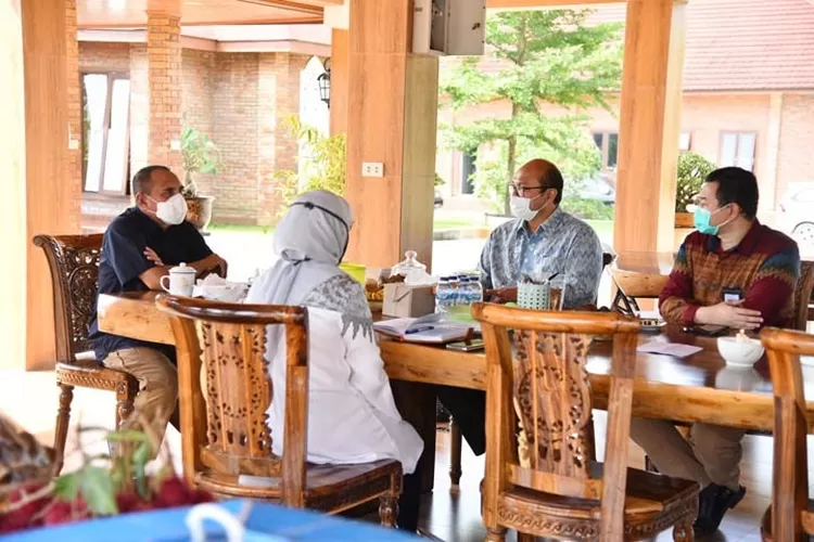 Gubernur Sumatera Utara (Sumut) Edy Rahmayadi menerima audiensi Dirut Badan Pelaksana Otorita Danau Toba (BPODT) Arie Prasetyo di rumah pribadi gubernur di kawasan Deli Tua Deli Serdang,  Rabu (8/7/2020). (Foto Biro Humas dan Keprotokolan Setdaprov Sumut : Veri Ardian)