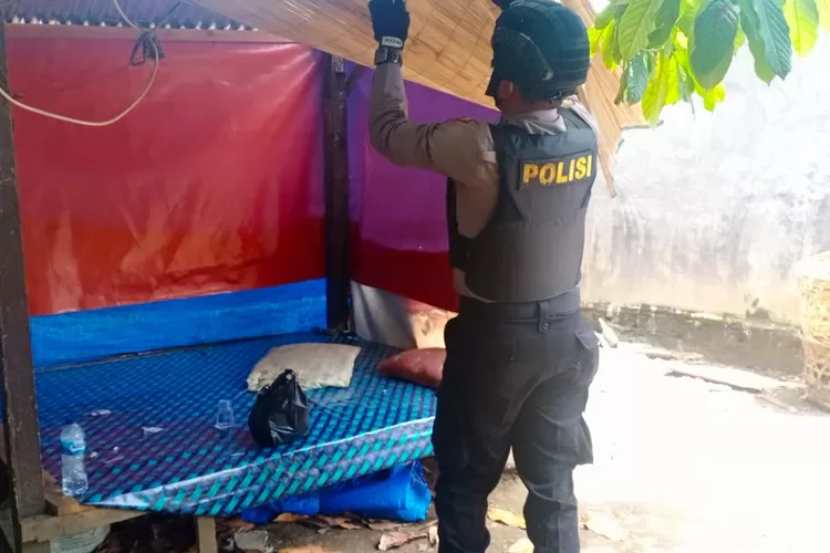 Tim PRC Polres Padangsidimpuan hanya menemukan barang bukti narkoba jenis shabu dan ganja tanpa pelaku, saat melakukan penggrebekan di salah satu lapak warung di depan stasiun PT ALS Jalan Imam Bonjol Kelurahan Aek Tampang Kecamatan Padangsidimpuan Selatan Kota Padangsidimpuan, Selasa (18/08/2020), sekira pukul 11.20 Wib. (Foto : Realitasonline / Riswandy)