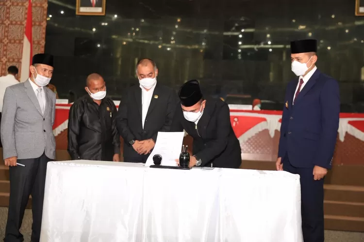 Gubernur Sumatera Utara (Sumut) Edy Rahmayadi bersama Wakil Gubernur (Wagub) Musa Rajekshah menghadiri rapat paripurna Pandangan Akhir Fraksi-fraksi dilanjutkan Pengambilan Keputusan Bersama terhadap Rancangan Peraturan Daerah (Ranperda) tentang Pertanggungjawaban Pelaksanaan (PjP) APBD 2019 di gedung dewan, Selasa (18/8).