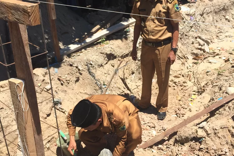 Kakan Kemenag Paluta Drs H Permohonan Siregar diwakili Kasi Binmas Dian Siregar bersama camat Portibi Gusti Harahap dan undangan lainnya melakukan peletakan batu pertama pembangunan Masjid Al Hilal desa Bahal, Kecamatan Portibi, Senin (10/8).