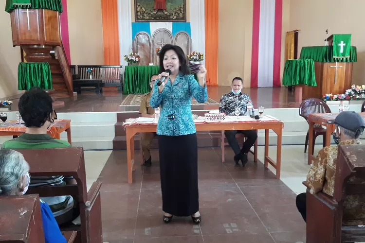 Ketua TP PKK Satika Simamora saat kembali menyuarakan program GEBRAK dan meminta kaum Ibu tidak membiarkan keluarganya keluar dengan perut kosong untuk melawan virus Corona. (Realitas Online/ Alpon Situmorang)