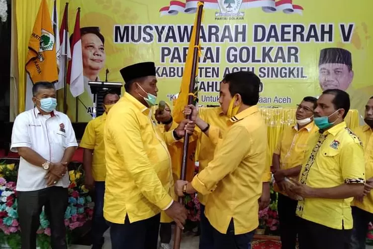 Drs. T.M. Nurlif Ketua DPD. I Golkar Provinsi Aceh menyerahkan Bendera Pataka kepada  Dulmusrid ketua DPD II Golkar Aceh Singkil, periode 2020-2025.