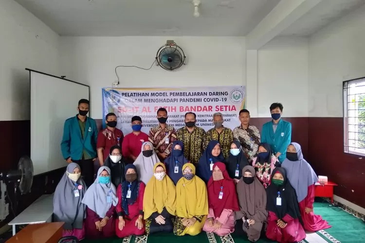 Tim dosen Unimed foto bersama usai menggelar tutorial Google Classroom di SD IT Al Fatih. (Foto/Ist)