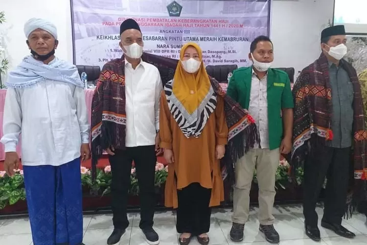 Plt KaKanwil Kemenag Sumut Dr H Muhammad David Saragih SAg MM bersama anggota DPR-RI komisi VIII fraksi PKB Drs H Marwan Dasopang MSi adakan Diseminasi Pembatalan Keberangkatan Haji Tahun 1441 H/2020 M di aula Hotel Mitra Indah, Minggu (13/9). (REALITAS/AKHIR S RAMBE)