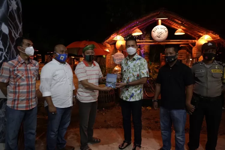 Wakil Gubernur (Wagub) Sumatera Utara (Sumut) Musa Rajekshah didampingi Wakil Ketua TP PKK Sumut Sri Ayu Mihari Musa Rajekshah mengunjungi Desa Denai Lama, Pantai Labu, Deliserdang, Sabtu (5/9).