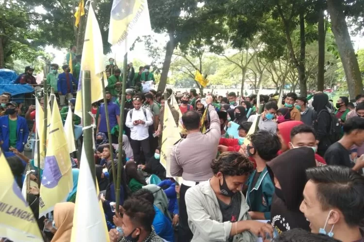 Ratusan mahasiswa melakukan aksi unjiuk rasa di depan kantor DPRD Langkat, Jumat (9/10). (Realitasonline.id/M.Ali)