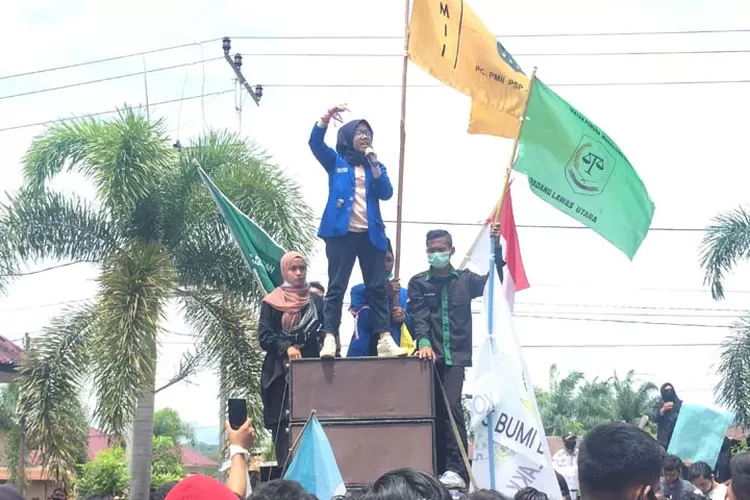 ALPEMA Paluta melakukan orasi dalam unras penolakan UU Omnibus Law dihalaman kantor DPRD Paluta, Senin (12/10). (Foto/Ist)