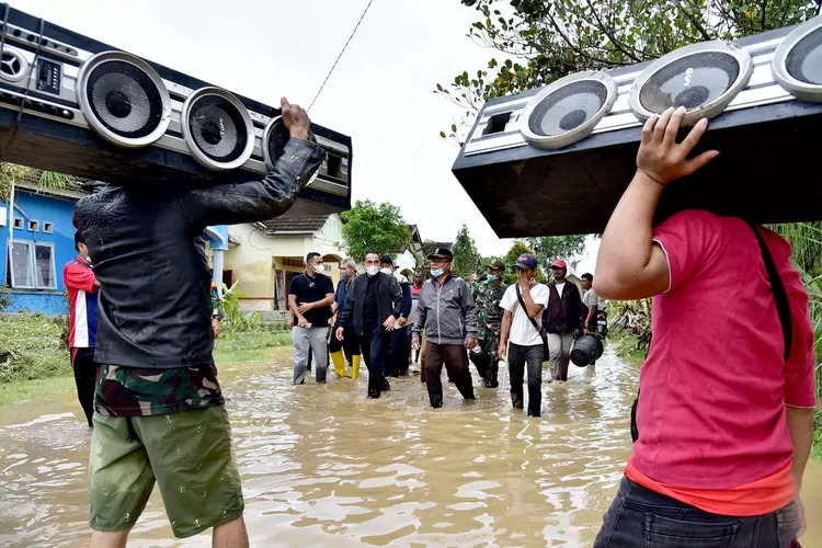 Gubernur Edy tinjau korban banjir. (Ist)