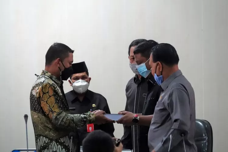 Bupati Paluta Andar Amin Harahap SSTP MSi Serahkan Nota Pengantar LKPJ Tahun anggaran 2020 kepada ketua DPRD Paluta Mukhlis Harahap SHi, Kamis (15/04).