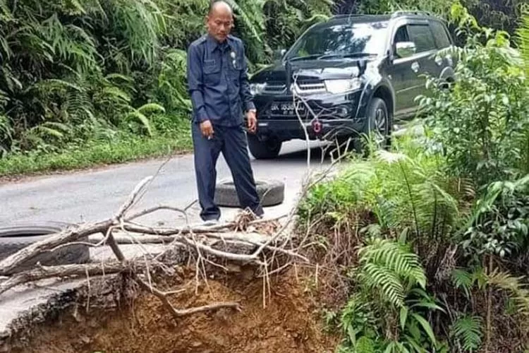 Tinjau: Anggota DPRD Dapil 2 Kecamatan Arse, SD Hole dan Kecamatan Aek Bilah, Ipong Dalimunthe, saat meninjau  jalan Prpinsi yang amblas di Desa Tolang Kecamatan Aek Bilah Kabupaten Tapsel, Sabtu (24/4/2021)  (Foto : Realitasonline / Riswandy)