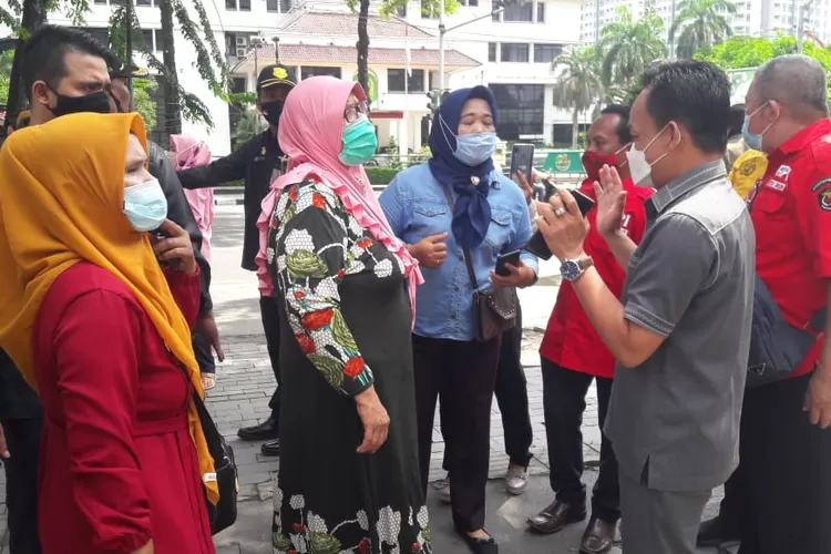 Emak-emak demo ke wakil rakyat di Medan. (Ist)