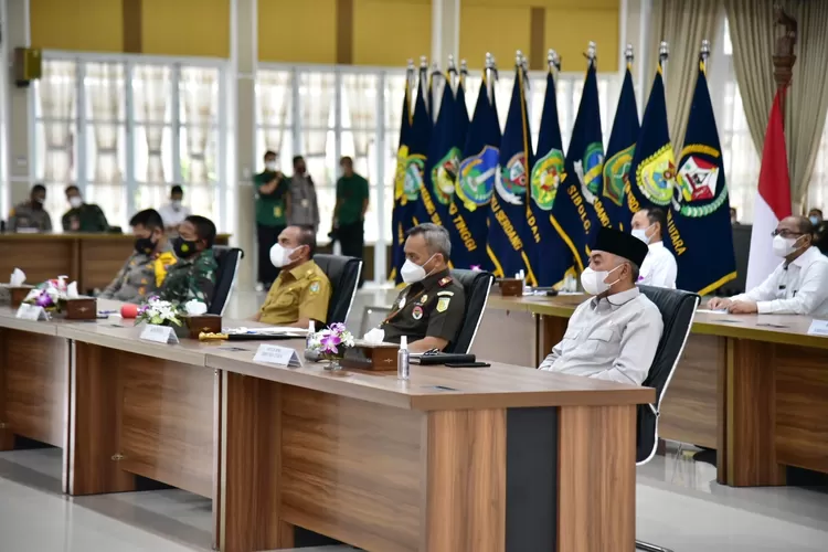 Gubernur Sumatera Utara (Sumut) Edy Rahmayadi bersama Forum Koordinasi Pimpinan Daerah (Forkopimda) Sumut mengikuti rapat pengarahan Presiden Republik Indonesia Joko Widodo kepada  seluruh Kepala Daerah se-Indonesia Tahun 2021 terkait Pencegahan Covid 19 dan larangan mudik Lebaran, di Aula Tengku Rizal Nurdin, Rumah Dinas Gubernur Sumut Jalan Jenderal Sudirman 41 Medan, Rabu (28/4/2021).