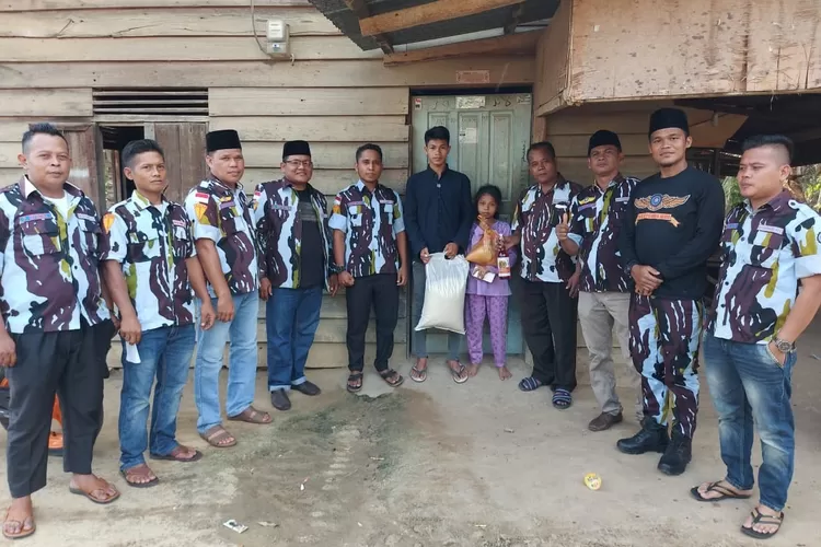 Jajaran pengurus PAC IPK Simangambat saat mengunjungi rumah anak yatim untuk memberikan santunan, Jumat (09/04).(REALITAS)